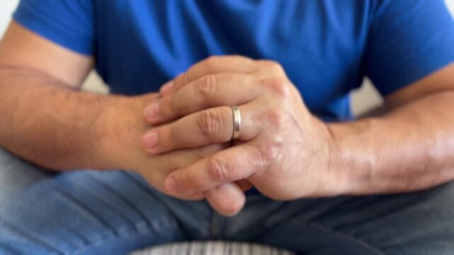 Primer plano de manos de hombre nervioso