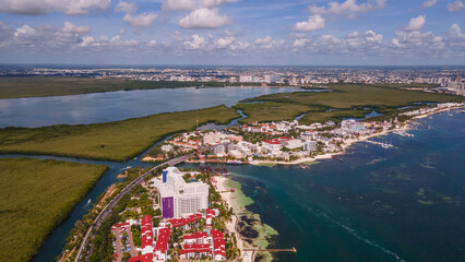 Laguna Nichupté bajo el cielo azul de Cancún Quintana roo © memovazquez.com