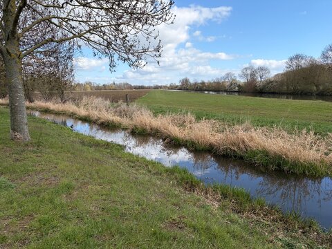 Fr&uuml;hlingslandschaft am Ruhrtalradweg bei Schwerte im Ruhrgebiet	