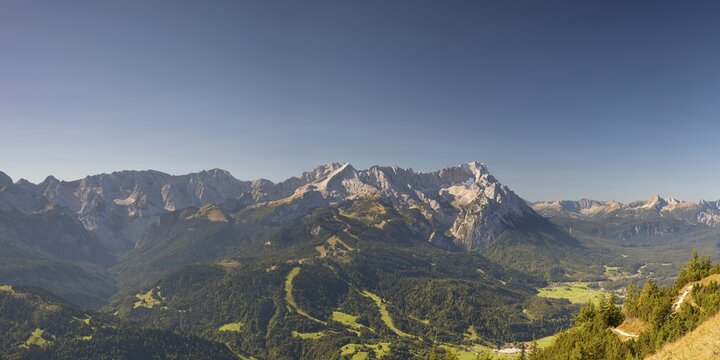 Panorama from Wank, 1780m, onto the Wetterstein Mountains with Alpspitze 2628m, Jubil&auml;umsgrat and Zugspitze 2962m, Werdenfelser Land, Upper Bavaria, Bavaria, Germany