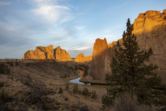 Red rock walls at sunrise, course of the Crooked River, canyon with rock formations, The Red Wall, Smith Rock State Park, Oregon, USA