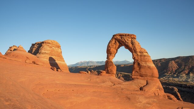 Delicate Arch, rock arch in the evening sun, Arches National Park, Moab, Utah, USA