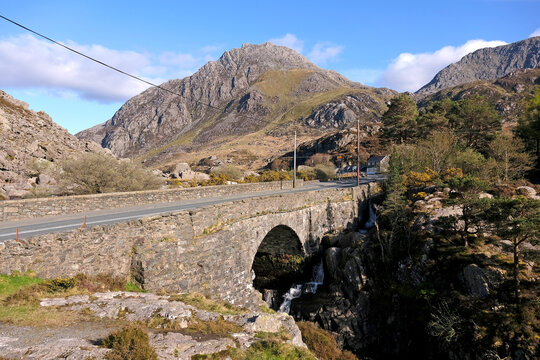 Afon Ogwen river, and Tryfan mountain peak, Eryri National Park, Snowdonia, Wales.