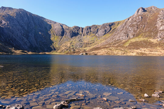 Cym Idwal with Y Garn and Glyder Fawr peaks, with Llyn Idwal in the foreground, in the Glyderau range, Eryri National Park, Snowdonia, Wales, UK.