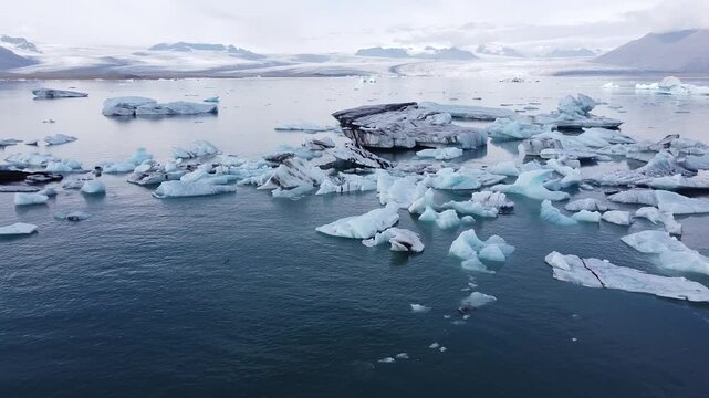 Calls Loch Shot on Iceland J&ouml;kuls&aacute;rl&oacute;n Vatnaj&ouml;kull glacier