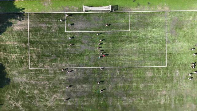 Cancha de futbol con jugadores entrenando en Guadalajara