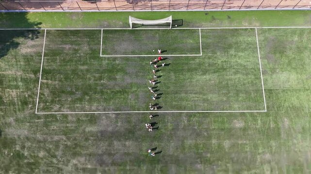 personas jugando futbol en chancha de Guadalajara