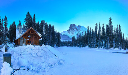 Fototapeta premium Panorama Winter Lodge Pine Forest and Snowy Mountain at Emerald Lake