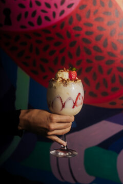 A&ccedil;a&iacute; gourmet com leite em p&oacute; e morango em ambiente art&iacute;stico