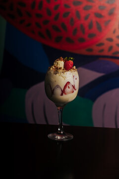 A&ccedil;a&iacute; gourmet com leite em p&oacute; e morango em ambiente art&iacute;stico