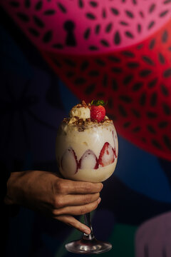 A&ccedil;a&iacute; gourmet com leite em p&oacute; e morango em ambiente art&iacute;stico