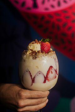 A&ccedil;a&iacute; gourmet com leite em p&oacute; e morango em ambiente art&iacute;stico