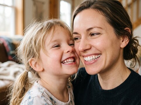 M&atilde;e e filha dando um sorriso