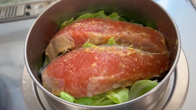 鮭をせいろ蒸しする様子