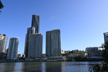 Obraz premium Brisbane riverside cityscape with modern buildings and bridge structure in Queensland Australia