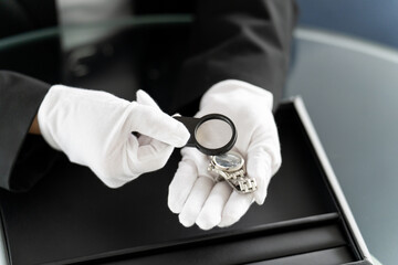 Fototapeta premium 高級腕時計を査定する買取サービスのイメージ, Luxury Watch Appraisal and Purchase Service Concept
