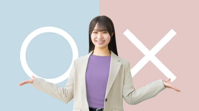 マルとバツで判断をイメージする女性・ビジネスウーマン, Businesswoman Showing Yes or No Decision Concept