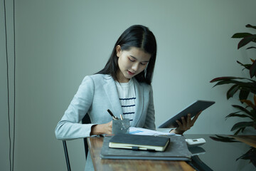 Naklejka premium Accountant planning finances on tablet