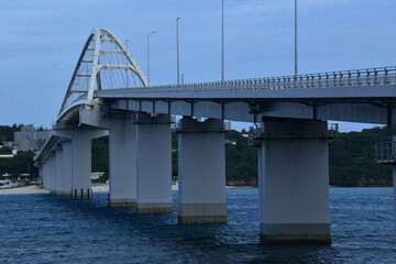 沖縄県 本島の瀬底大橋 © Via Nova