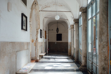 Obraz premium Historic cloister corridor at I Segreti del Chiostro in Palermo