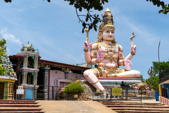 Tall Shiva statue at the Hindu temple Thirukoneswaram Kovil, Trincomalee, Sri Lanka 