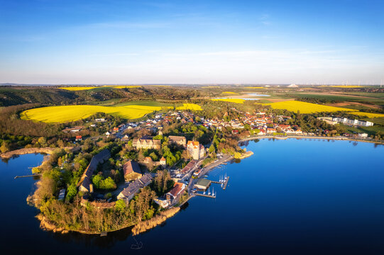 Schloss Seeburg mit dem Ort Seeburg am S&uuml;&szlig;en See aus der Luft gesehen