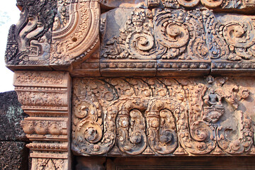 Naklejka premium ruined khmer hindu and buddhist temple (banteay srei) in angkor in the siem reap province in cambodia 