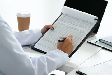 Obraz premium Medical doctor checks patient reports and notes in clinic