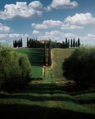 Fototapeta premium Tuscany rolling hills landscape with old farmouse in spring, Val d'Orcia, Italy 