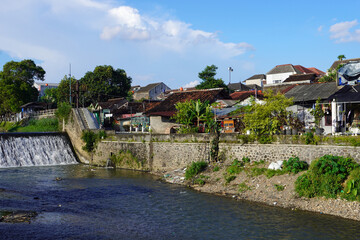 Naklejka premium Urban canal flowing through a residential neighborhood