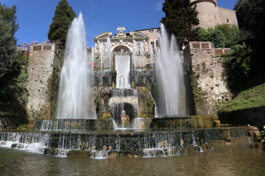 Fontana dell'Nettuno a Villa d'Este con grandi giochi d'acqua, cascate scenografiche e architettura rinascimentale a Tivoli