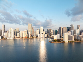 Obraz premium Miami skyline along biscayne bay at sunrise