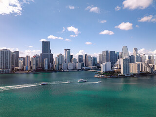 Obraz premium Miami skyline from biscayne bay boats cruising on water
