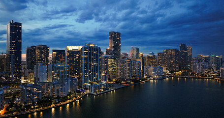 Obraz premium Miami cityscape at dusk with brickell skyscrapers and bay lights
