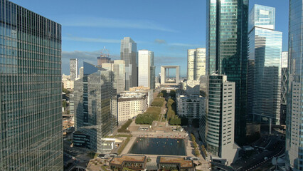 Obraz premium La défense paris skyline featuring grande arche and skyscrapers