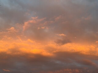 Obraz premium Dramatic Layered Clouds Golden Hour Light