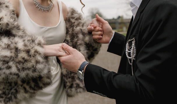 ring finger white dress fur coat necklace