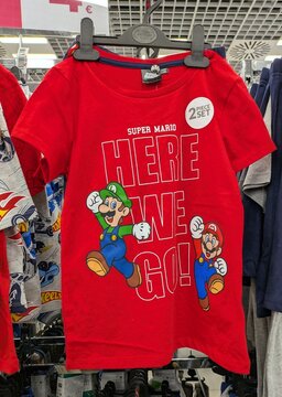 Pijama con camiseta de manga corta y pantalones de Mario y Luigi de Super Mario en tienda Pepco de Madrid, Espa&ntilde;a, 26 de marzo de 2026