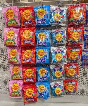 Coloridas bolsas de caramelos marca Chupa Chups en expositor de tienda en Madrid, Espa&ntilde;a, 26 de marzo de 2026