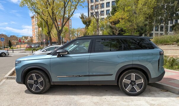 Vista lateral de un autom&oacute;vil Jaecoo 7 aparcado en una calle de Madrid, Espa&ntilde;a, 26 de marzo de 2026