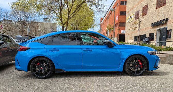 Vista lateral con aler&oacute;n de un autom&oacute;vil Honda Civic Type R aparcado en una calle de Madrid, Espa&ntilde;a, 26 de marzo de 2026