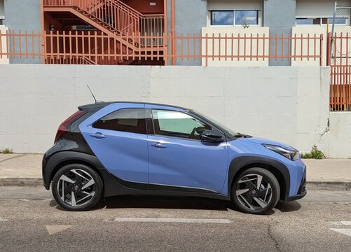 Vista lateral de un autom&oacute;vil crossover Toyota Aygo X Cross aparcado en una calle de Madrid, Espa&ntilde;a, 26 de marzo de 2026
