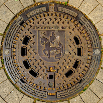 Bingen am Rhein, Deutschland &ndash; 02.05.2026: Gullideckel mit Wappen der Stadt Bingen am Rhein