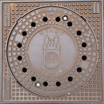 Hameln, Deutschland &ndash; 06.08.2023: Gullideckel mit Wappen der Stadt Hameln