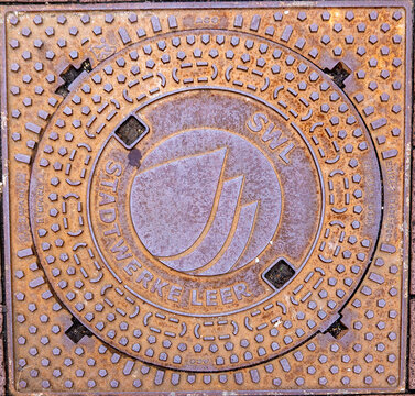 Leer Ostfriesland, Deutschland &ndash; 22.02.2023: Gullideckel mit Wappen der Stadt Leer in Ostfriesland