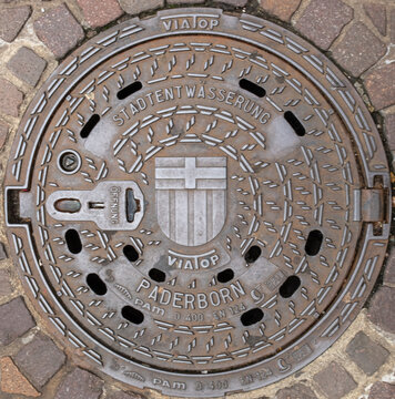 Paderborn, Deutschland &ndash; 26.07.2023: Gullideckel mit Wappen der Stadt Paderborn
