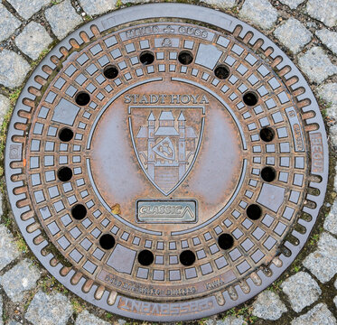Hoya, Deutschland &ndash; 09.08.2024: Gullideckel mit Wappen der Hoya