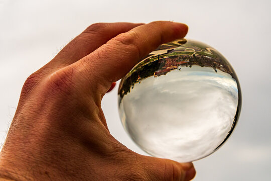 Paisaje reflejado en una bola de cristal.