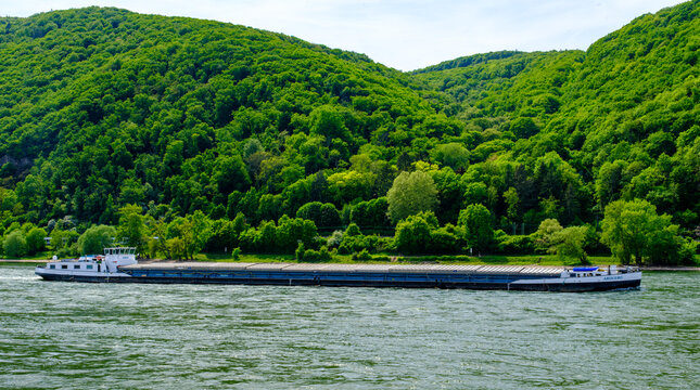 Bingen am Rhein, Deutschland &ndash; 02.05.2026: Das Deutsche Binnenschiff  ARQUERO auf dem RHEIN in H&ouml;he von Assmannshausen