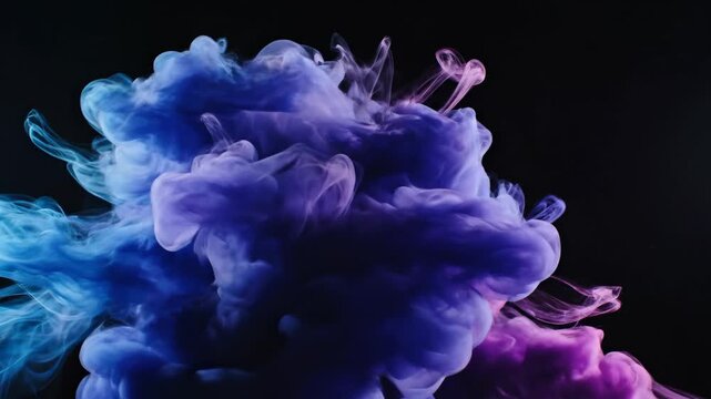 Asap Abstrak Biru Ungu. Visual abstrak menampilkan gumpalan asap berwarna biru dan ungu yang menyebar horizontal di atas latar hitam gelap, menciptakan kesan dramatis, modern, dan artistik yang cocok 